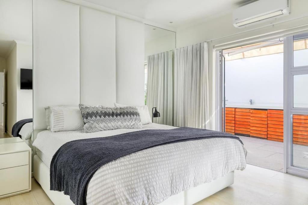 Stylish Oasis In Sea Point Holiday home Cape Town